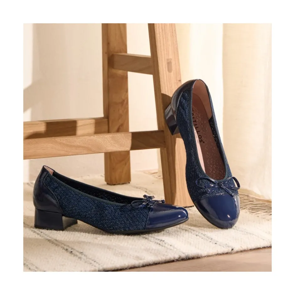 bailarinas_de_mujer_en_pi_0-1.webp Calzaro Bailarinas | Bailarinas de Mujer en Piel 5712 con Textil con Ribete Elástico y Adorno Lazo Tacón Bajo Azul.