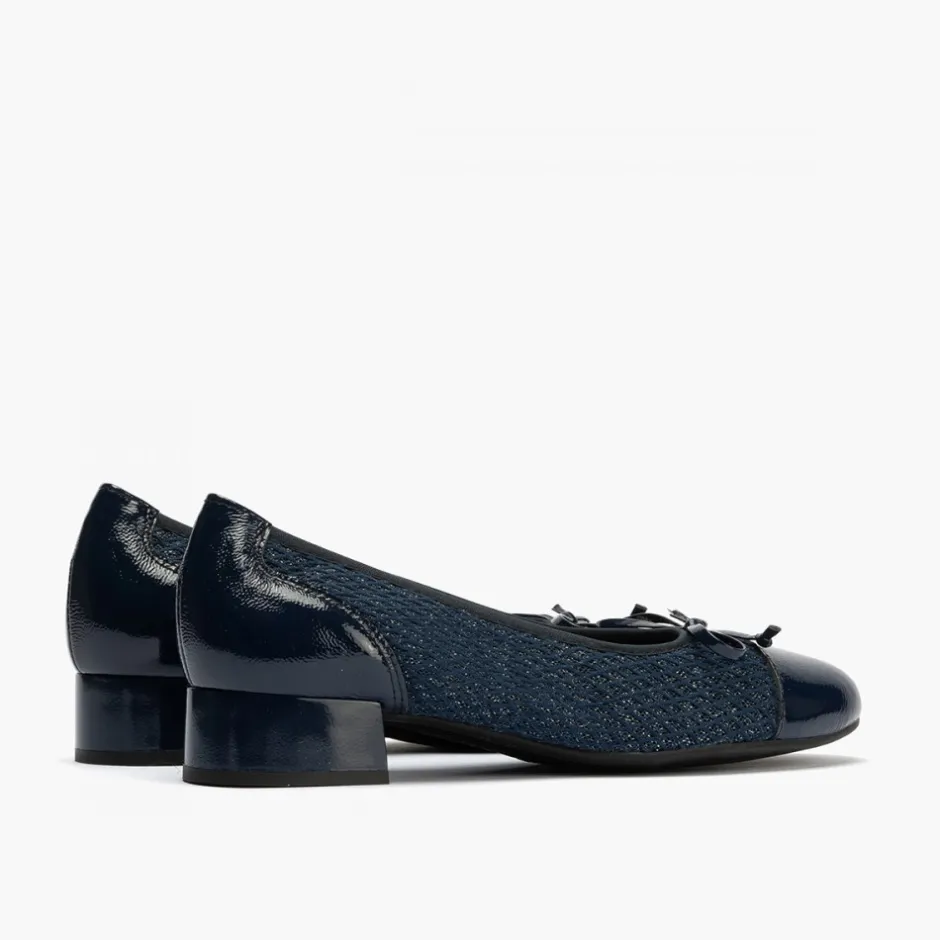 bailarinas_de_mujer_en_pi_3-1.webp Calzaro Bailarinas | Bailarinas de Mujer en Piel 5712 con Textil con Ribete Elástico y Adorno Lazo Tacón Bajo Azul.