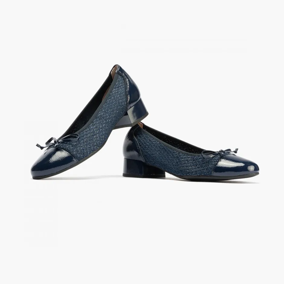 bailarinas_de_mujer_en_pi_5-1.webp Calzaro Bailarinas | Bailarinas de Mujer en Piel 5712 con Textil con Ribete Elástico y Adorno Lazo Tacón Bajo Azul.