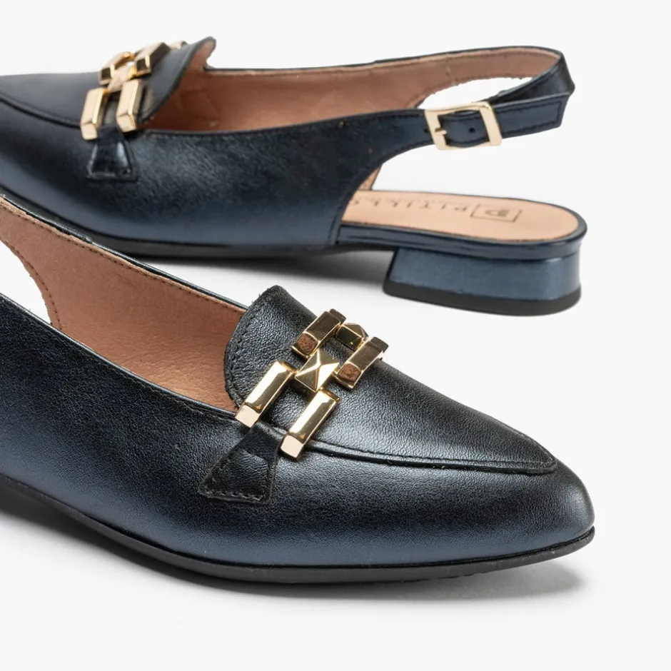 mocasines_de_mujer__desta_0-1.webp Calzaro Zapatos De Tac贸n | Bailarinas | Mocasines de Mujer 5785 Destalonados en Piel Laminada con Adorno Cadena Metálica Azul.