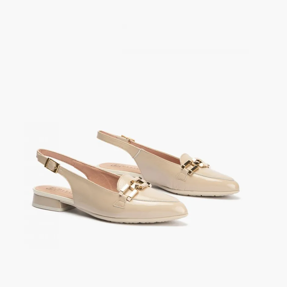 mocasines_de_mujer__desta_1-4.webp Calzaro Zapatos De Tac贸n | Bailarinas | Mocasines de Mujer 5784 Destalonados en Piel Charol con Adorno Cadena Metálica Beige Piedra.