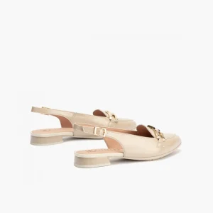 Calzaro Zapatos De Tac贸n | Bailarinas | Mocasines de Mujer 5784 Destalonados en Piel Charol con Adorno Cadena Metálica Beige Piedra.