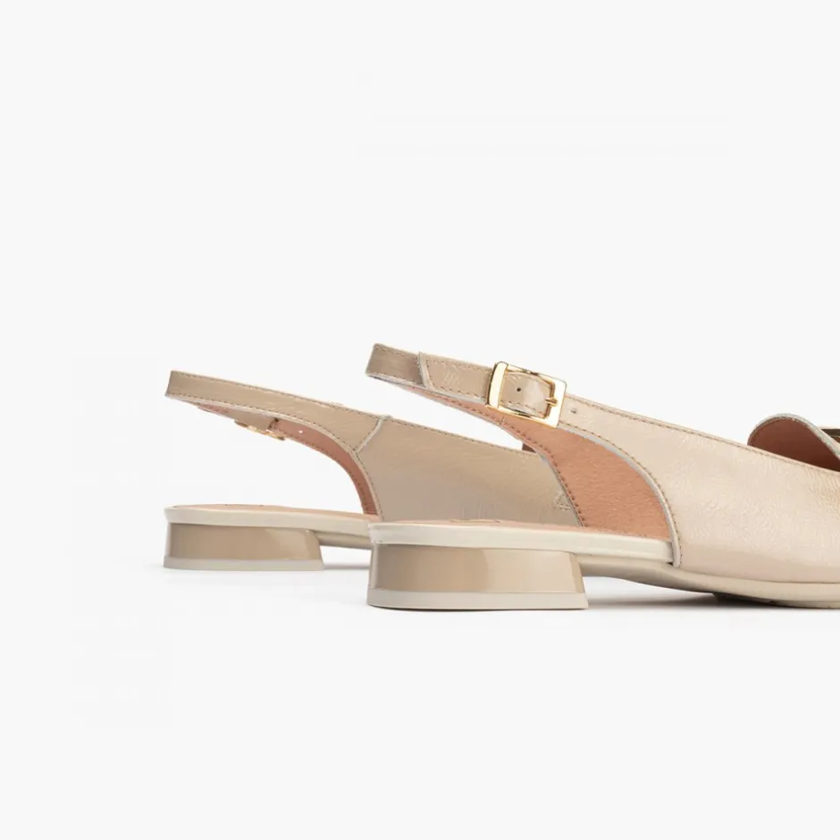 mocasines_de_mujer__desta_3-4.webp Calzaro Zapatos De Tac贸n | Bailarinas | Mocasines de Mujer 5784 Destalonados en Piel Charol con Adorno Cadena Metálica Beige Piedra.