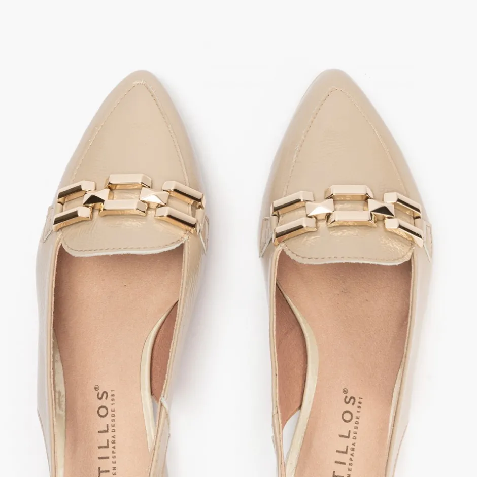 mocasines_de_mujer__desta_4-3.webp Calzaro Zapatos De Tac贸n | Bailarinas | Mocasines de Mujer 5784 Destalonados en Piel Charol con Adorno Cadena Metálica Beige Piedra.