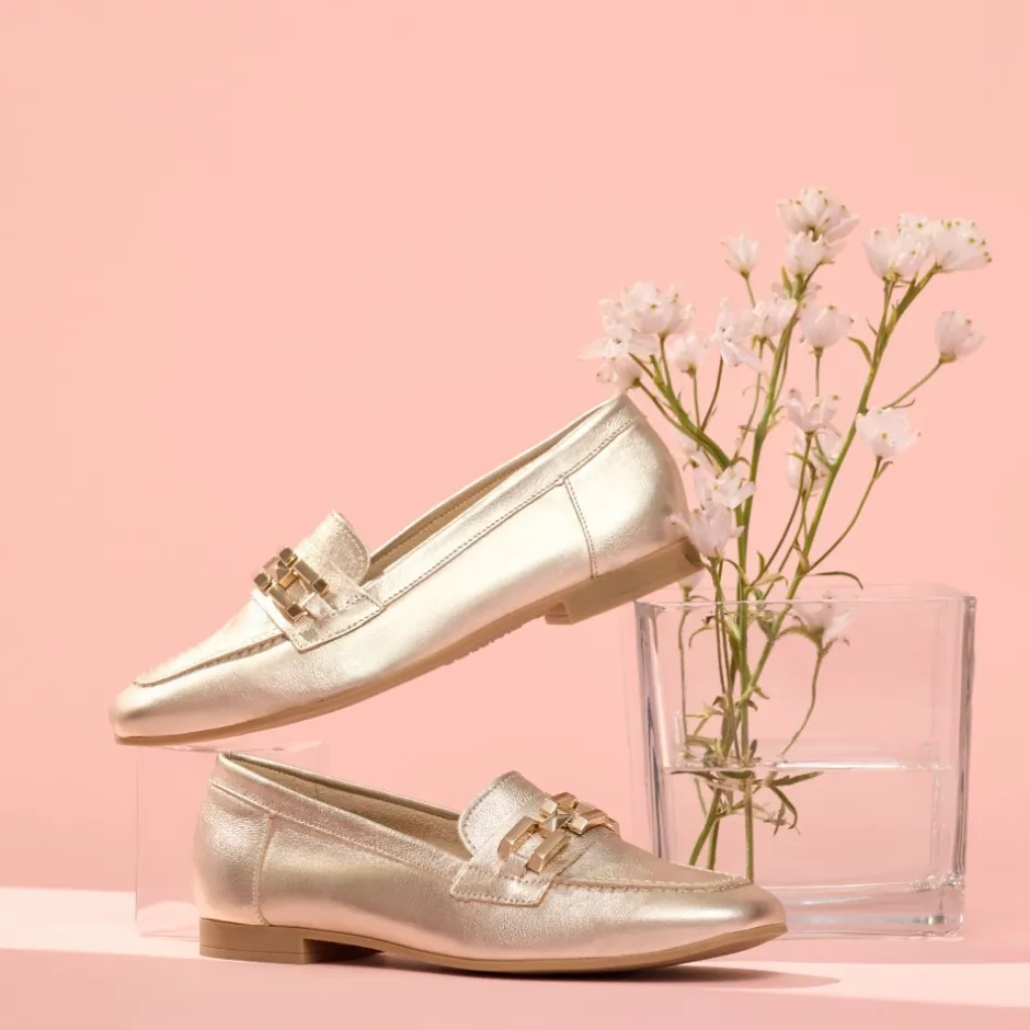 mocasines_de_mujer__en_pi_0.webp Calzaro Mocasines | Mocasines de Mujer 5641 en Piel Laminada con Adorno y Tacón Bajo Dorado
