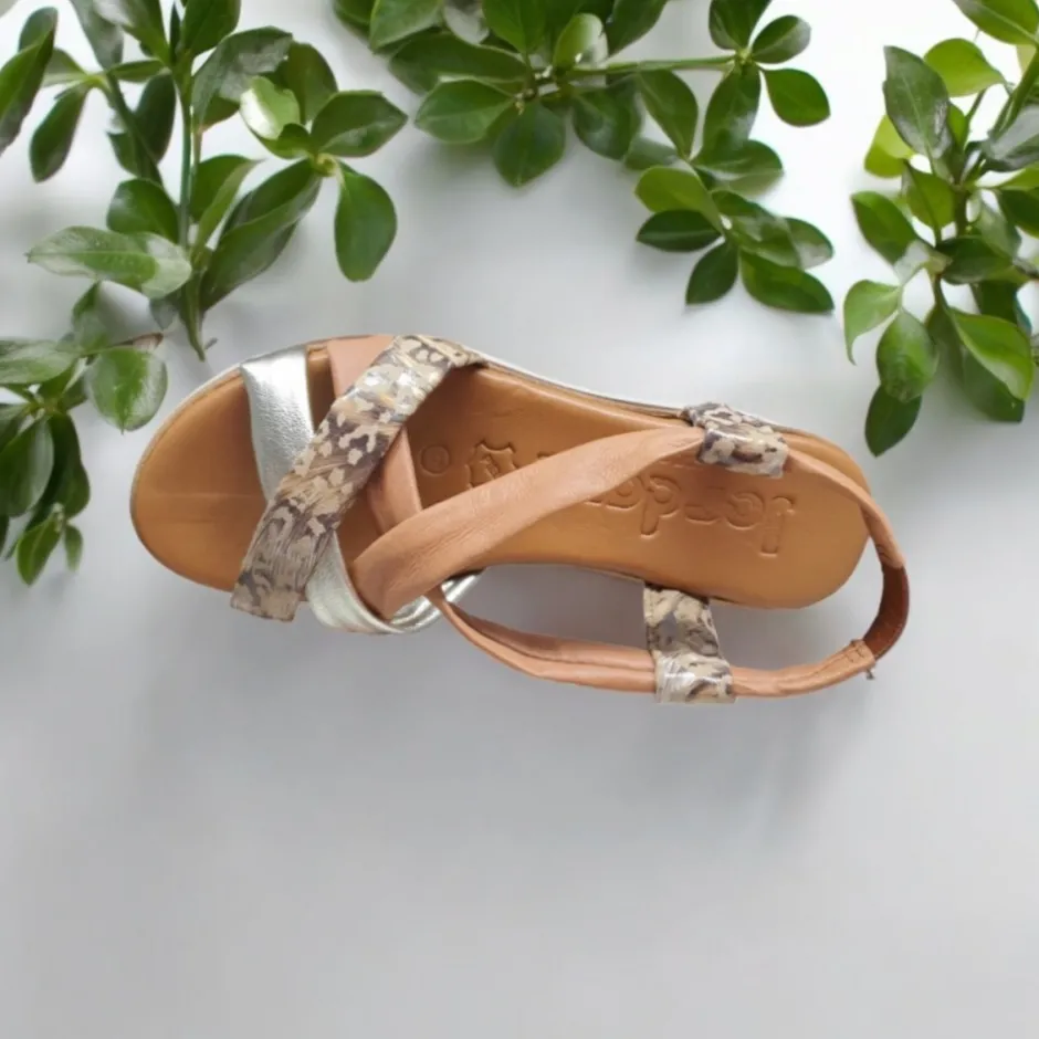 sandalia_cua_baja_flexibl_1.webp Calzaro Sandalias | Sandalia Cuña Baja Flexible 3744 Tubulares Cuero, Oro y Print, Combi 7
