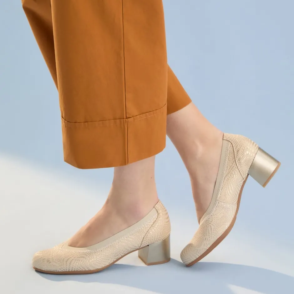 zapatos_de_saln_de_mujer__0-1.webp Calzaro Zapatos De Tac贸n | Zapatos de Salón de Mujer de Piel 5720 con Ribete Elástico con Tacón Medio Oro