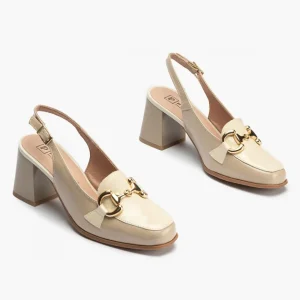 Calzaro Zapatos De Tac贸n | Zapatos de Salón de Mujer 5795 Destalonado en Piel Charol con Adorno Hebilla Metálica y Tacón Bloque Beige.