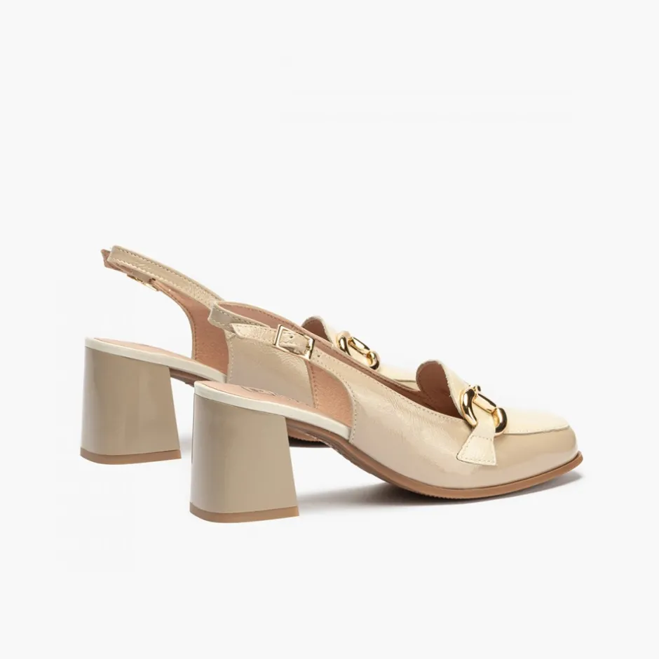 zapatos_de_saln_de_mujer__2-7.webp Calzaro Zapatos De Tac贸n | Zapatos de Salón de Mujer 5795 Destalonado en Piel Charol con Adorno Hebilla Metálica y Tacón Bloque Beige.