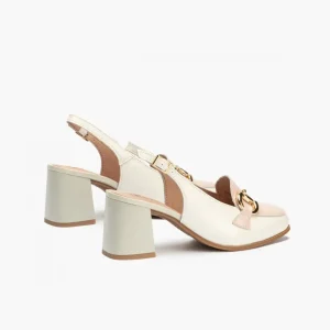 Calzaro Zapatos De Tac贸n | Zapatos de Salón de Mujer 5795 Destalonado en Piel Charol con Adorno Hebilla Metálica y Tacón Bloque Blanco.