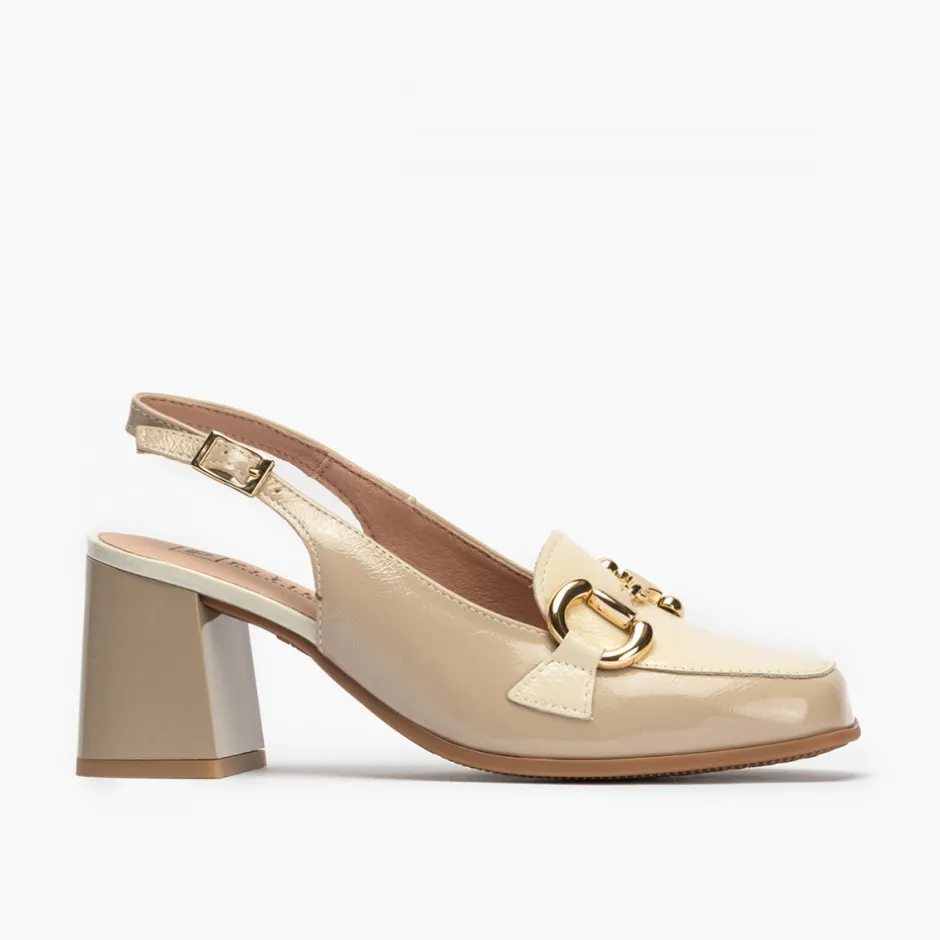 zapatos_de_saln_de_mujer__3-7.webp Calzaro Zapatos De Tac贸n | Zapatos de Salón de Mujer 5795 Destalonado en Piel Charol con Adorno Hebilla Metálica y Tacón Bloque Beige.