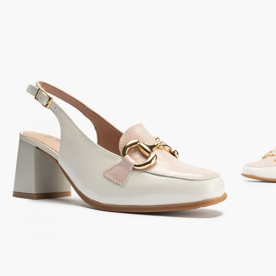 zapatos_de_saln_de_mujer__5-3.webp Calzaro Zapatos De Tac贸n | Zapatos de Salón de Mujer 5795 Destalonado en Piel Charol con Adorno Hebilla Metálica y Tacón Bloque Blanco.