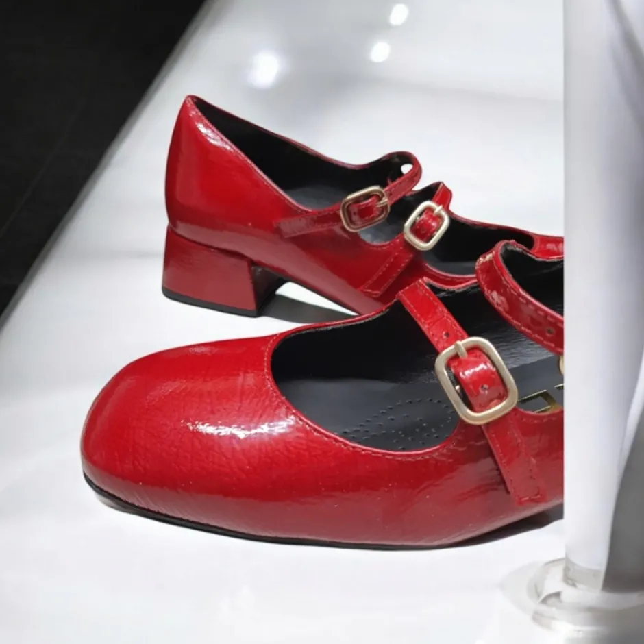 zapatos_de_tacn_bajo_con__1.webp Calzaro Zapatos De Tac贸n | Confort | Zapatos de Tacón Bajo Con Dos Correas Mary Jane Desiree Daky 1 Rojo.