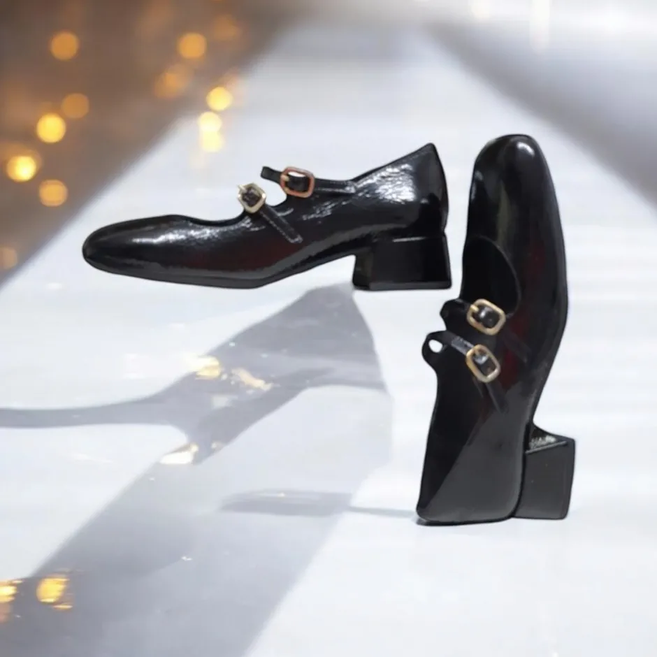 zapatos_de_tacn_bajo_con__3-1.webp Calzaro Zapatos De Tac贸n | Confort | Zapatos de Tacón Bajo Con Dos Correas Mary Jane Desiree Daky 1 Negro.