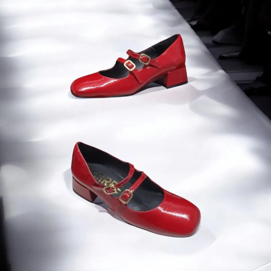 zapatos_de_tacn_bajo_con__3.webp Calzaro Zapatos De Tac贸n | Confort | Zapatos de Tacón Bajo Con Dos Correas Mary Jane Desiree Daky 1 Rojo.