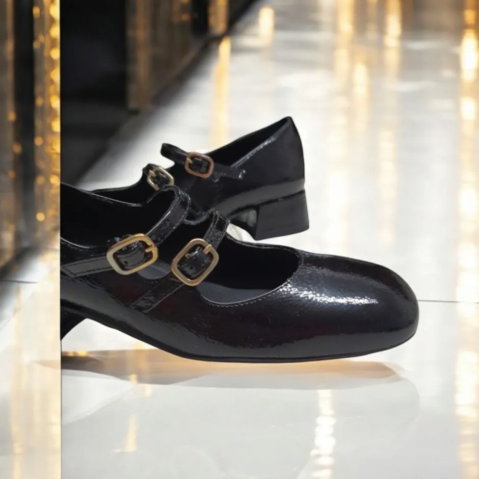 zapatos_de_tacn_bajo_con__7.webp Calzaro Zapatos De Tac贸n | Confort | Zapatos de Tacón Bajo Con Dos Correas Mary Jane Desiree Daky 1 Negro.